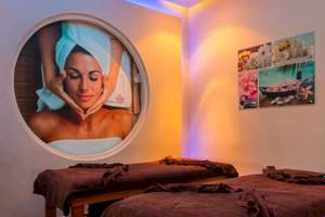 Spa-Behandlungsraum im Mövenpick Resort & Spa El Gouna mit zwei Massagebetten und einer großen Fotowand