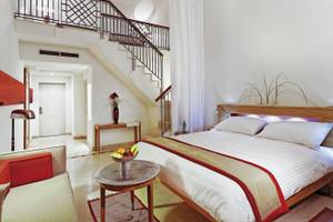 Interieur des Moevenpick Resort & Spa El Gouna mit einem Bett, Früchteschale und Treppe