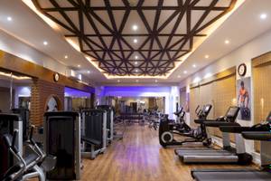 Fitness-Studio im Mövenpick Resort & Spa El Gouna mit vielen Geräten und Holzboden