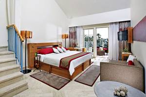 Hotelzimmer im Mövenpick Resort & Spa El Gouna mit Bett, Sofa, Tisch und Balkon