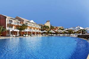 Poolbereich im Moevenpick Resort & Spa El Gouna mit vielen Sonnenliegen und umliegenden Hotels