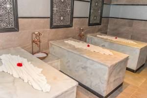 Dampfbad im Mövenpick Resort & Spa El Gouna mit Marmorliegen und dekorativen Wandfliesen