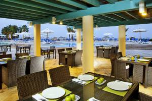 Terrassenrestaurant im Mövenpick Resort & Spa El Gouna mit Blick auf den Pool.