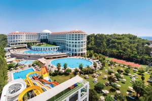 Luftaufnahme des Defne Defnem Hotels mit Swimmingpools und Wasserrutschen