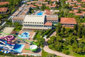 Luftaufnahme des Club Nena Hotels mit Pool und Wasserrutschen