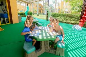 Kinder lesen im Garten des Stella Gardens Resort & Spa Makadi Bay