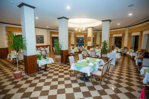 Restaurant im Stella Gardens Resort & Spa Makadi Bay mit braun-weißem Bodenmuster.