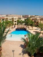 Stella Gardens Resort & Spa Makadi Bay mit großem Pool und Sonnenschirmen
