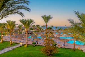 Luftaufnahme des Three Corners Sea Beach Resorts mit Pools, Sonnenliegen und Palmen am Meer