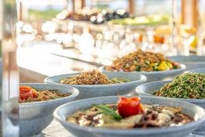 Buffet mit verschiedenen Gerichten im Three Corners Equinox Beach Resort