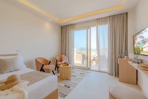 Zimmer im Dreiecks Equinox Strand Resort mit Blick auf das Meer