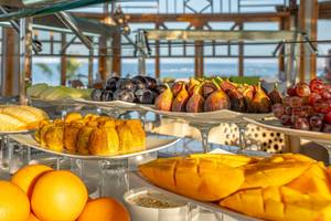 Frühstücksbuffet mit verschiedenen Früchten und Desserts im Three Corners Equinox Beach Resort.