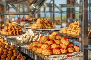 Buffet-Desserts im Three Corners Equinox Beach Resort, darunter Kuchen und Kekse.