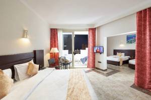 Hotelzimmer im Three Corners Equinox Beach Resort mit Doppelbett, Fernseher und Balkon