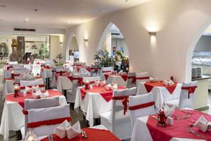 Restaurant des Three Corners Equinox Beach Resorts mit dekorierten Tischen und Buffetbereich
