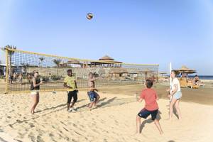 Volleyballspiel am Strand im Three Corners Equinox Beach Resort