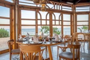 Restaurant im Three Corners Equinox Beach Resort mit Blick auf das Meer