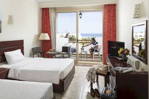 Zimmer im Three Corners Equinox Beach Resort mit Blick auf das Meer.