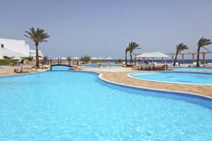 Außenpools des Three Corners Equinox Beach Resort mit Palmen und Sonnenschirmen