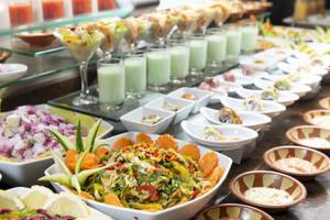 Buffet im Three Corners Equinox Beach Resort mit verschiedenen Vorspeisen und Getränken.