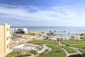 Luftaufnahme des Three Corners Equinox Beach Resorts mit Blick auf den Ozean und den Swimmingpool.