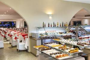 Buffet im Restaurant des Three Corners Equinox Beach Resort mit vielen Desserts und Speisen.