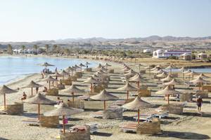 Strand des Three Corners Equinox Beach Resorts mit vielen Sonnenschirmen und Liegen