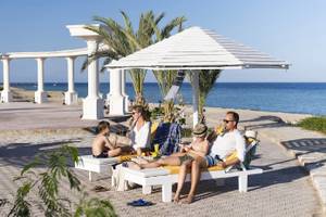 Familie genießt Urlaub im Three Corners Equinox Beach Resort am Strand