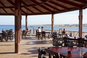 Terrasse des Three Corners Equinox Beach Resorts mit Blick auf das Meer.
