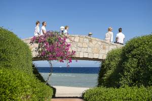 Familie auf der Brücke des Three Corners Equinox Beach Resort mit Blick auf den Strand
