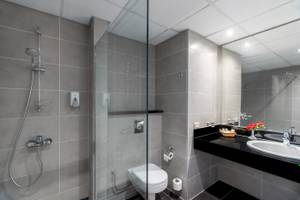 Badezimmer im Three Corners Happy Life Beach Resort.