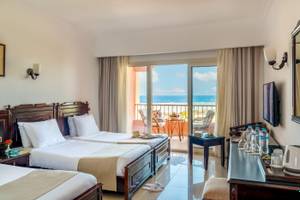 Drei Betten Zimmer mit Meerblick im Three Corners Happy Life Beach Resort