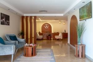 Empfangsbereich des Three Corners Happy Life Beach Resorts mit Möbeln und Dekoration.