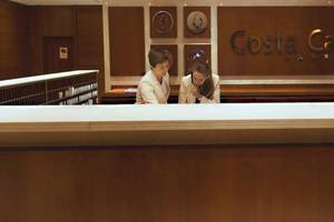 Zwei Frauen an der Rezeption des Costa Calero Thalasso & Spa Hotels.
