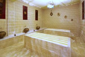 Innenansicht einer Sauna im Three Corners Happy Life Beach Resort mit zwei Liegeflächen und dekorativen Elementen.