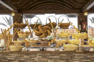 Verschiedene Brote in Körben im Three Corners Happy Life Beach Resort