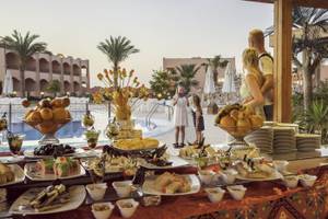 Familie genießt ein Frühstücksbuffet im Three Corners Happy Life Beach Resort.