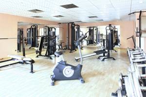 Fitness-Center im Three Corners Happy Life Beach Resort mit verschiedenen Trainingsgeräten.