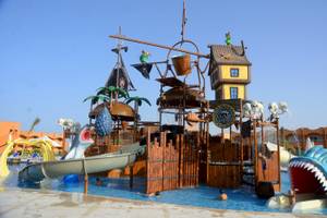 Piraten-Thema Wasserpark im Three Corners Happy Life Beach Resort mit Wasserrutschen und Spielstrukturen.