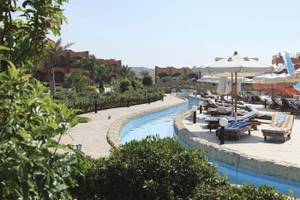 Außenpool und Liegen des Three Corners Happy Life Beach Resorts