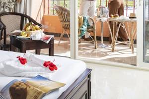 Paar genießt eine Flasche Wein auf dem Balkon des Three Corners Happy Life Beach Resorts