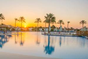 Sonnenuntergang im Sunrise Royal Makadi Resort mit Pool und Sonnenschirmen