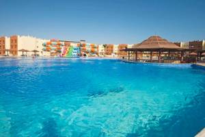 Außenpool mit Wasserrutschen im Sunrise Royal Makadi Resort