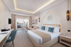 Innenansicht eines Schlafzimmers im Sunrise Royal Makadi Resort mit Blick auf das Meer.