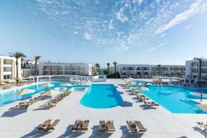 Pool-Bereich im Sunrise Royal Makadi Resort mit Lounge-Liegen und Sonnenschirmen.
