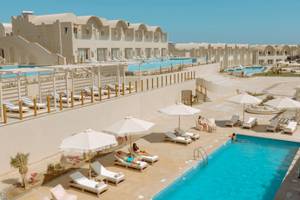 Überblick über das SUNRISE Royal Makadi Resort mit mehreren Pools und Loungebereichen.