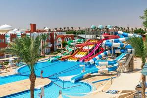 Wasserrutschen und Swimmingpool im Sunrise Royal Makadi Resort.