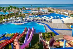 Luftaufnahme des Swimmingpools und der Wasserrutschen im Sunrise Royal Makadi Resort.