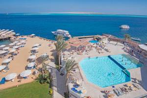 Luftaufnahme des Pools und Strandbereichs des Sunrise Royal Makadi Resorts