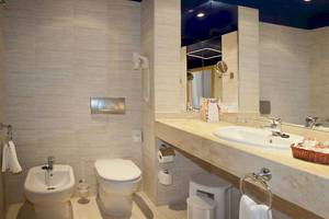 Badezimmer im Costa Calero Thalasso & Spa Hotel mit Bidet, Toilette und Waschbecken.